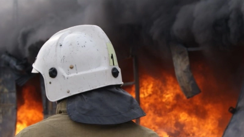 Тринадцать пожарных тушили пожар в СНТ на западе Южно-Сахалинска