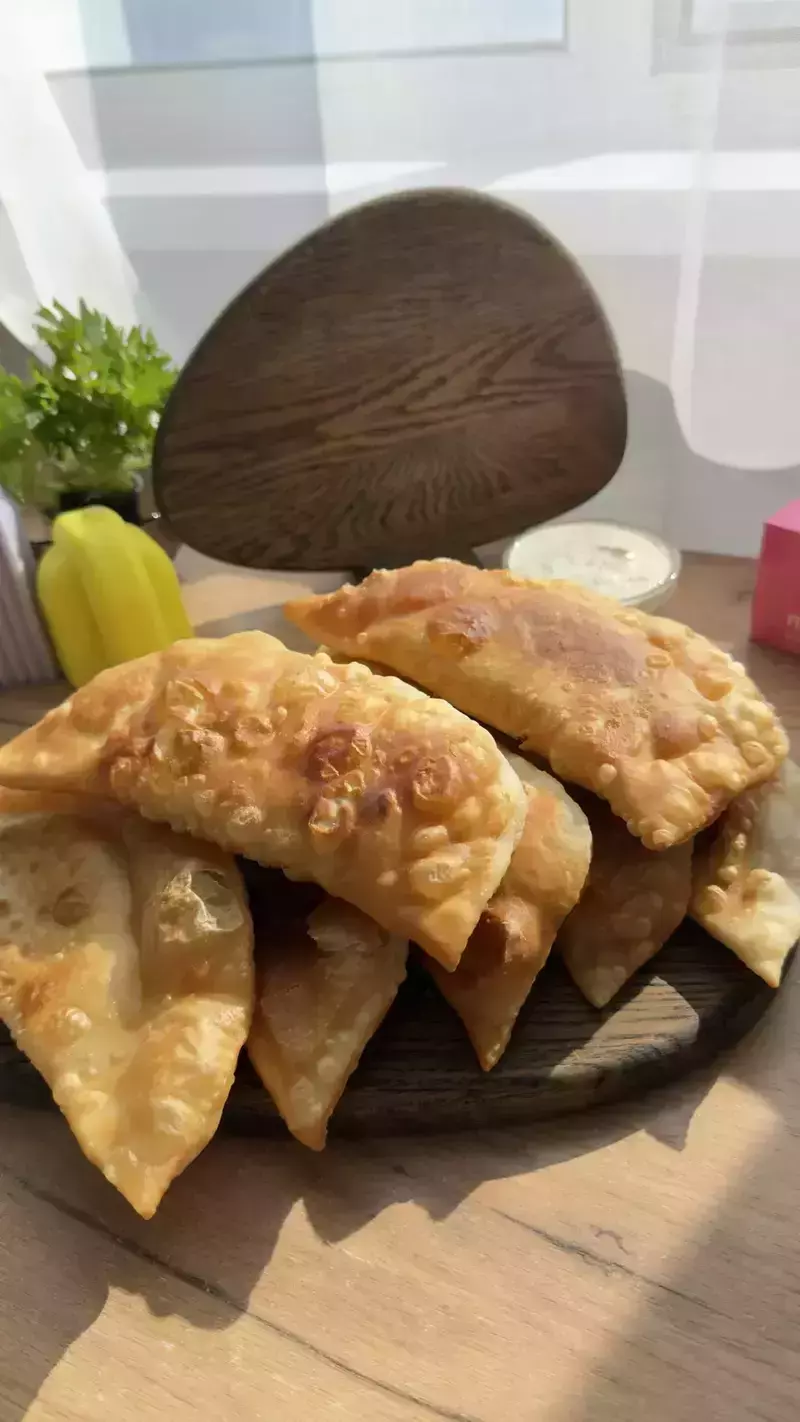 Слоистое и хрустящее: сахалинский фуд-блогер раскрыла секрет идеального теста для чебуреков