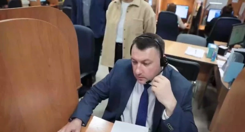 На линию 1-300 ежедневно поступает более 13 тысяч звонков