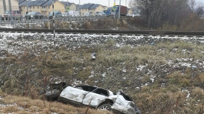 Поезд снес иномарку в Южно-Сахалинске