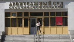 Администрации Холмска не удалось заставить владельца магазина убрать кондиционер со стены здания