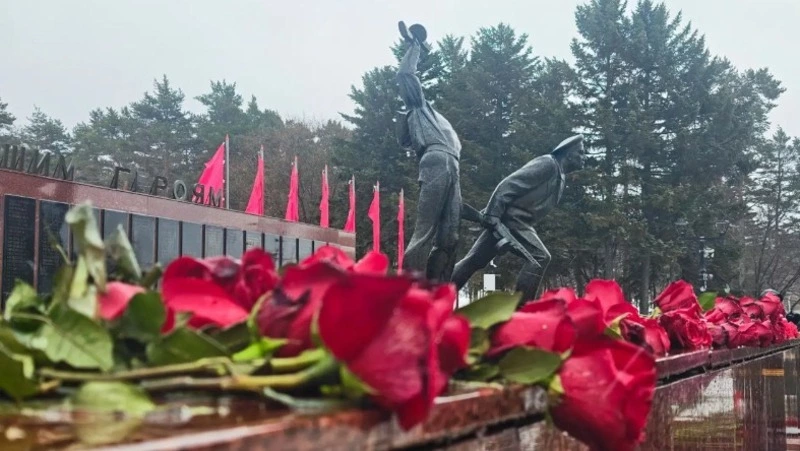 В Южно-Сахалинске провели церемонию возложения венков в честь Дня защитника Отечества 