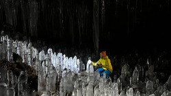 Ледяную пещеру на Итурупе показали пользователям соцсетей
