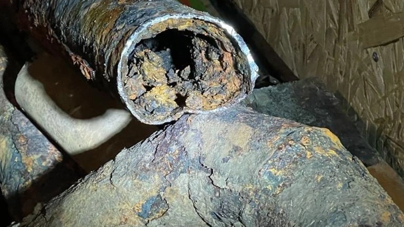 «Скидывайтесь сами!» Жители одного из домов в Южно-Сахалинске остались без воды и отопления