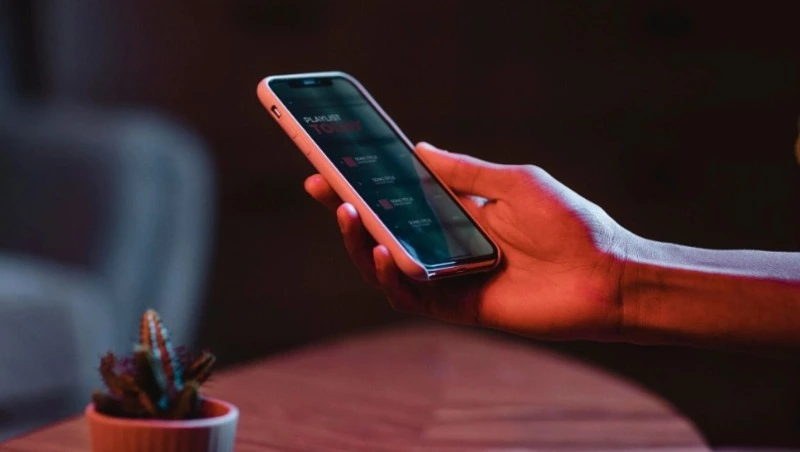 Сахалинский рецидивист в драке отобрал свой же телефон и деньги 