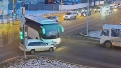 Автобус и иномарка столкнулись на аварийном перекрестке в Южно-Сахалинске