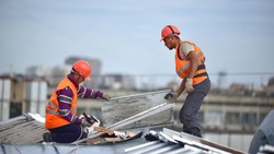 Жители дома в Южно-Сахалинске дождались ремонта крыши после прямой линии губернатора
