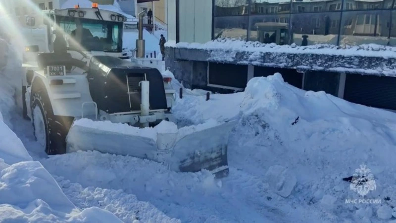 Самолеты МЧС доставят на Камчатку технику для уборки снега