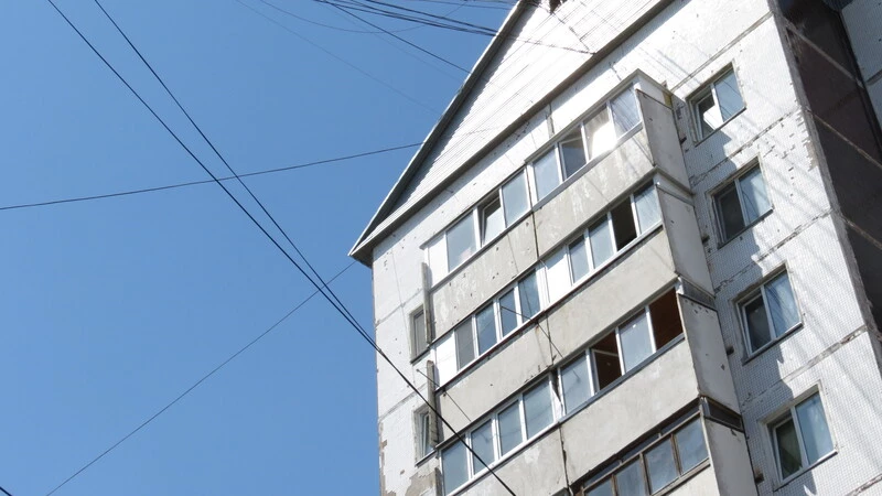 На Сахалине начался «сезон» падения детей из окон