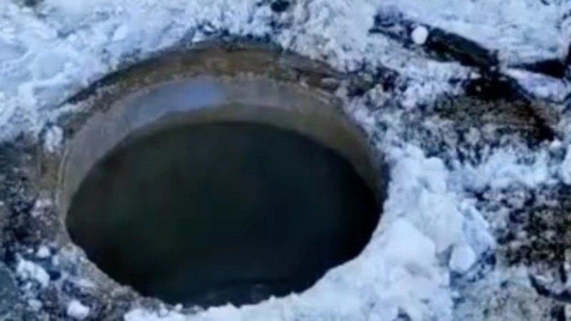 Жители Дальнего пожаловались на открытый люк после расчистки снега днем 29 декабря 