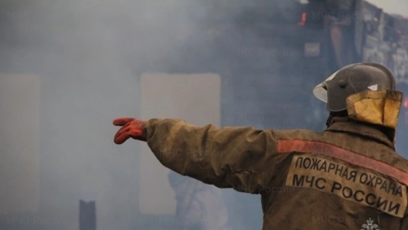 Бесхозное строение горело открытым пламенем в Быкове ночью 15 октября