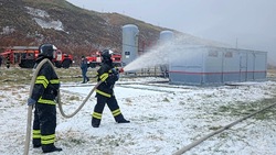 Спасатели в рамках учений потушили пожар на железнодорожной станции в Холмске