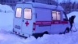 Жители Охи вытащили машину скорой помощи из снега 26 декабря