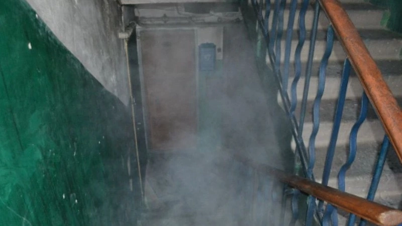 Мусор стал причиной пожара в нежилом доме в Охе