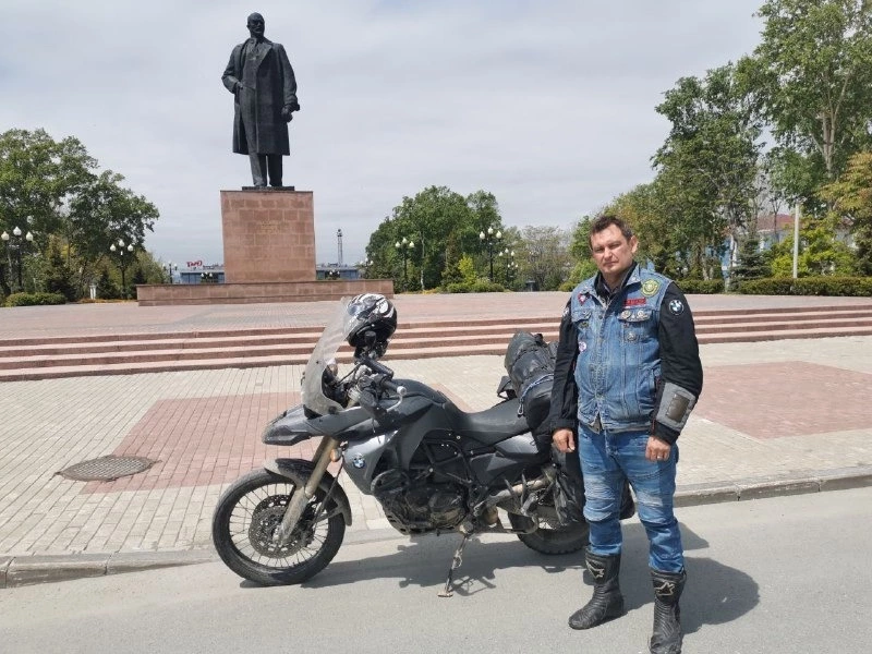 Байкер из Москвы водрузил флаг на курильском Краю Света