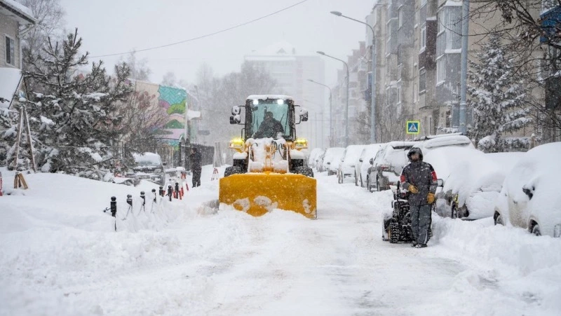 «Задача — расчистить город за выходные»: администрация Южно-Сахалинска об уборке после циклона 