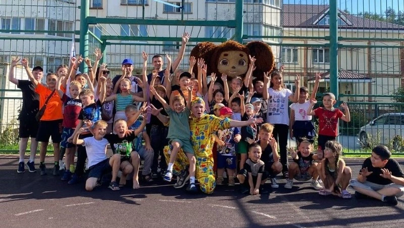 На празднике двора жители Южно-Сахалинска собрали подарки бойцам в зоне СВО