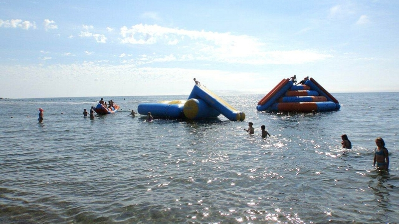 В холмском селе Садовники обустроили пляжную зону