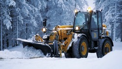 Более 90 единиц техники отправили на уборку снега в Южно-Сахалинске 15 ноября