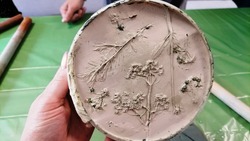 Семьи участников СВО на Сахалине освоили создание ботанических барельефов