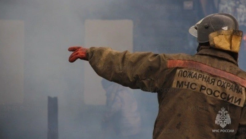 Частный дом загорелся в Долинске 22 декабря