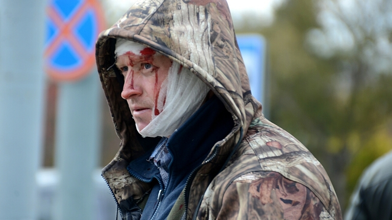 В Южно-Сахалинске перевернулся грузовик с унитазами и сбил двух пешеходов