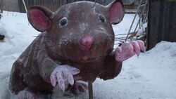 Сахалинский пенсионер вылепил четырехметровую крысу из снега с помощью шпателя и домкрата