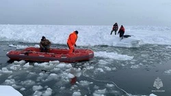 Трое рыбаков оказались в ледяной ловушке на Сахалине