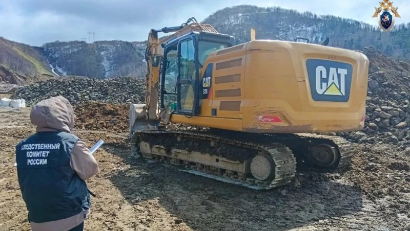 Смерть мужчины в экскаваторе расследуют в Холмском районе  