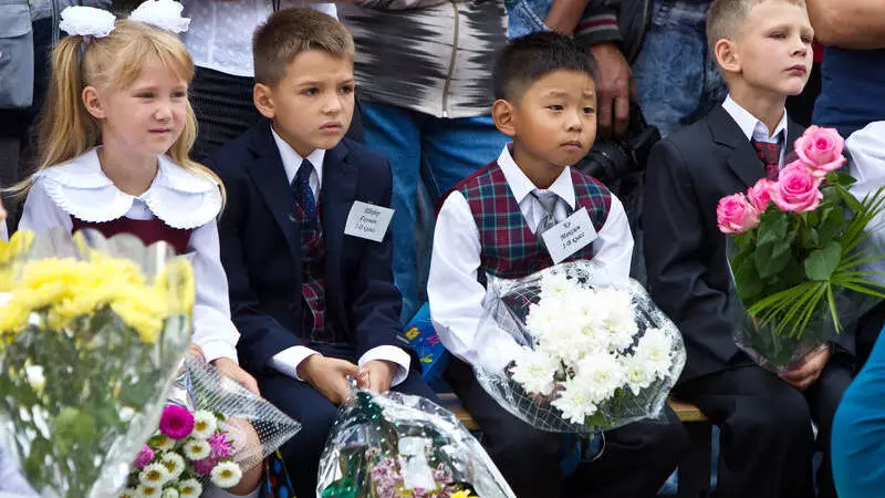 Власти Сахалина помогли купить школьную форму 3 тысячам семей