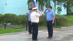 Пограничники показали сахалинским школьникам торжественную церемонию, посвященную флагу России