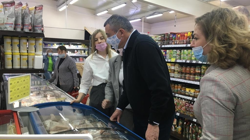 Валерий Лимаренко проверил продуктовые магазины в Охе