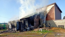 16 пожарных тушили частный дом на улице 1-й Октябрьской в Южно-Сахалинске