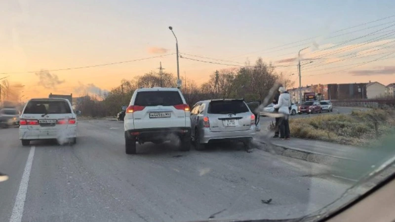 Внедорожник и легковушка не поделили дорогу на выезде из Дальнего