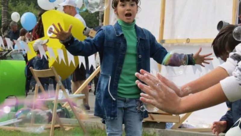 На уличном фестивале «Южный стрит фест» дети оседлают клювокрыла и разрисуют фасад