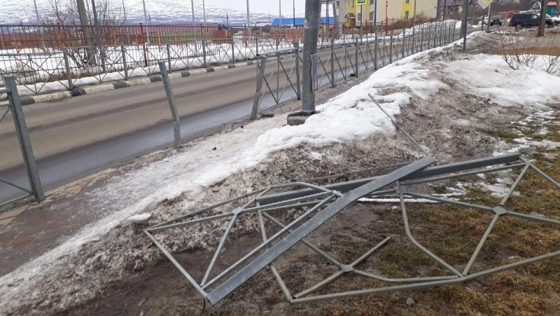 Водитель протаранил ограждение и скрылся с места аварии на Курилах