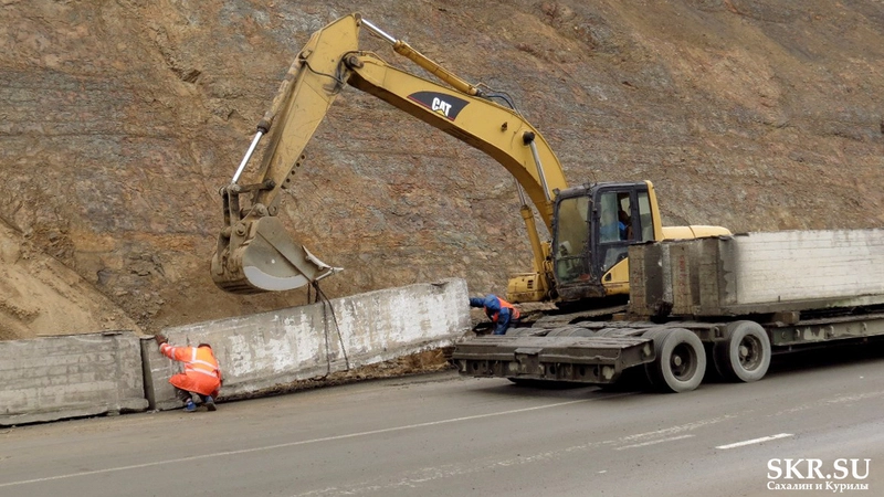 На Холмском перевале за оползнем следят маяки