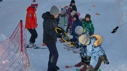 Детсадовцев Южно-Сахалинска учат кататься на горных лыжах 