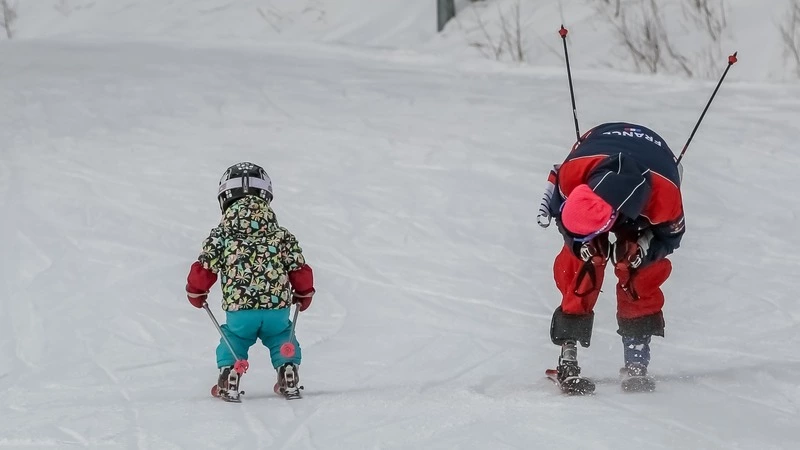 Французский паралимпиец дал урок лыжной езды 8-летней сахалинке с ОВЗ