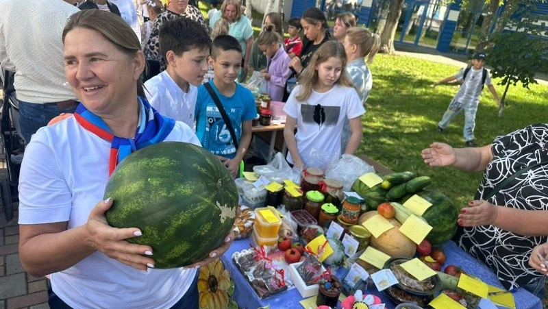 «Единая Россия» приняла участие в школьной благотворительной ярмарке в Аниве