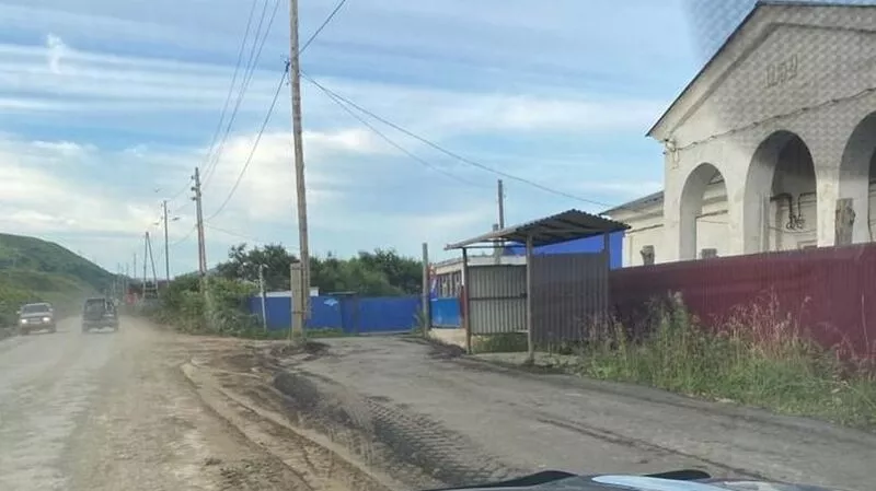 Власти Холмска за сутки навели порядок на утопающей в грязи остановке «Большевик»