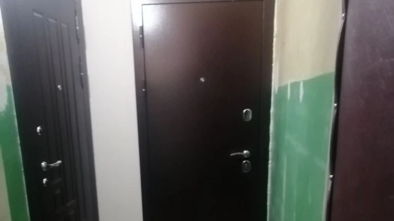 Соседи устроили войну из-за места в подъезде на юге Сахалина