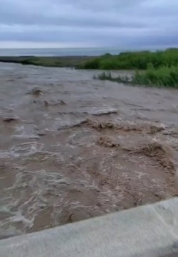Проливной дождь подтопил мост в Томаринском районе