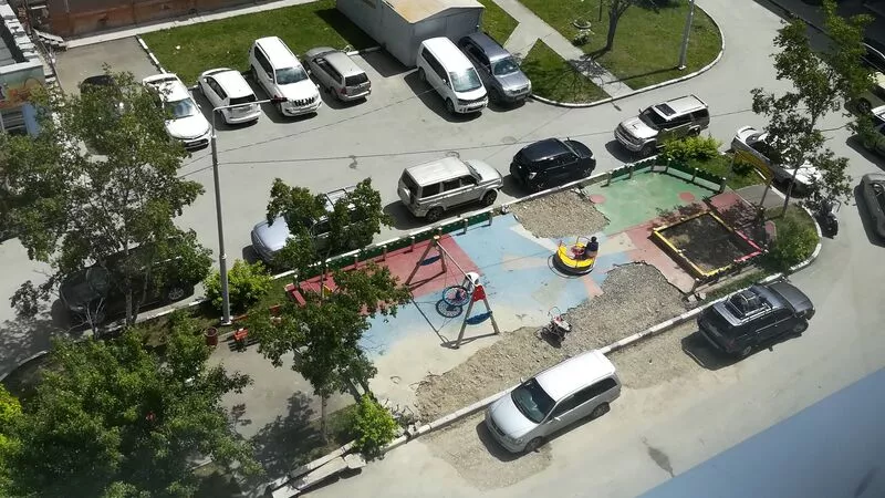 В Южно-Сахалинске три месяца дети играют в щебенке вместо детской площадки
