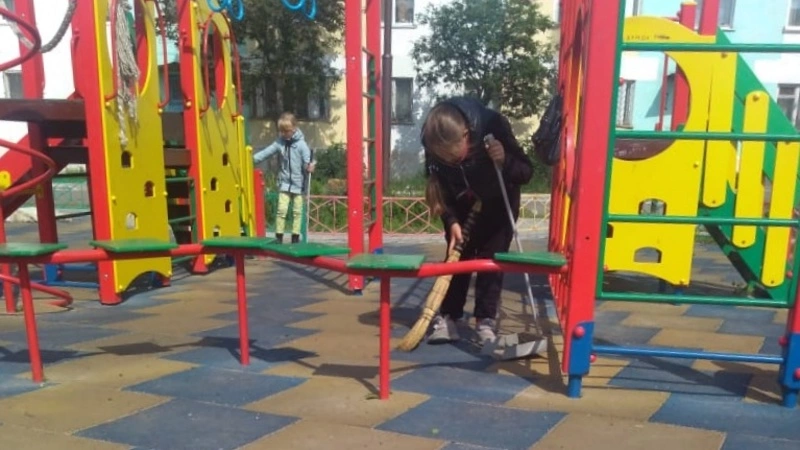 В северной столице Сахалина появились тимуровцы, которые подметают дворы и поливают цветы