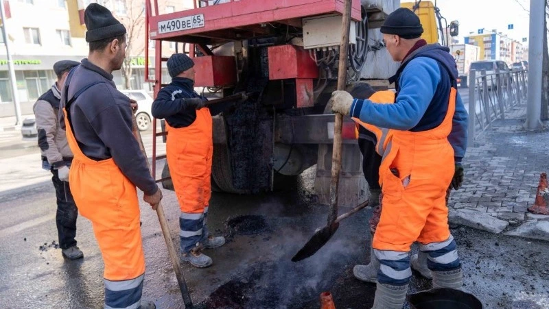 Ямы на дорогах Южно-Сахалинска закроют горячим асфальтом с 5 апреля