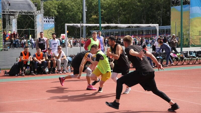 В День города южносахалинцы разыграли медали по стритболу