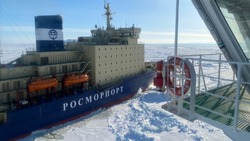 Ледокол завершил проводку парома «Александр Деев» в порт Ванино