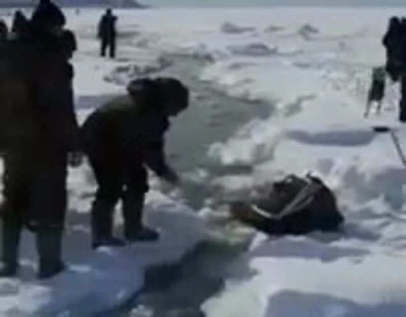 «Перепрыгивай!»: в центре Сахалина оторвало припай