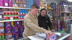 Сахалинцам рассказали, как выбрать новогоднюю гирлянду и пиротехнику